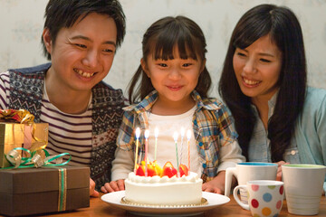 誕生日を祝う家族