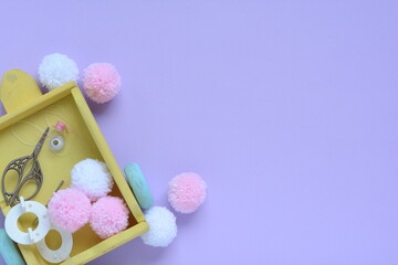 easter eggs in a bask ,elementos de mercería, carrito de madera ,tijera, hilo de coser, lana...