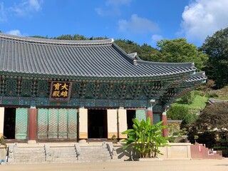 Fototapeta premium Korean Buddhist Temple Songgwangsa Surrounded by Green Nature and Blue Sky