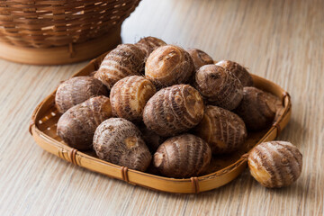 【里芋】京都伝統野菜。秋に収穫を迎える小芋。煮物・田楽などの料理にして、土の香りとほくほく・ねっとり感を楽しみます。