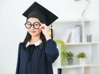 博士の衣装を着た女の子