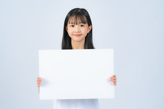 メッセージボードを見せる女の子