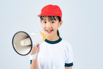 拡声器で応援する体操服を着た女の子