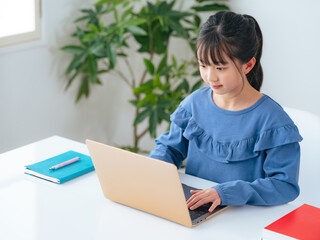 ノートパソコンを使う女の子