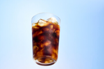 氷入りグラスのアイスコーヒー
