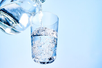 透明なグラスに水を注ぐ瞬間