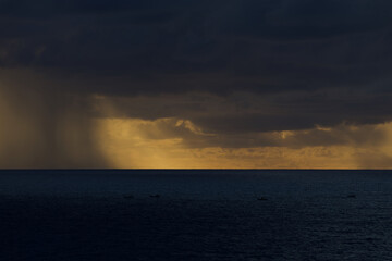 dramatischer Sonnenaufgang bei Regen Atlantik Kreuzfahrt Rio de Janeiro Salvador Maceio Recife...