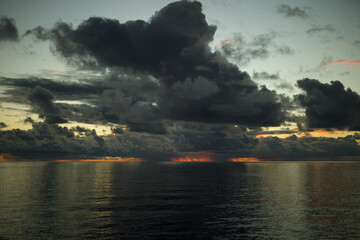 Dramatischer Sonnenaufgang auf dem MEER  Transatlantik Kreuzfahrt Rio Salvador Maceio Recife Praia...