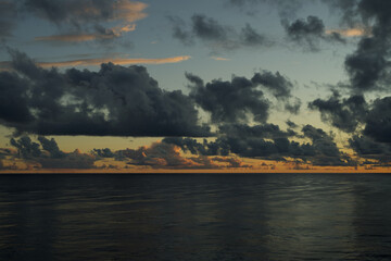 Dramatischer Sonnenaufgang auf dem MEER  Transatlantik Kreuzfahrt Rio Salvador Maceio Recife Praia...