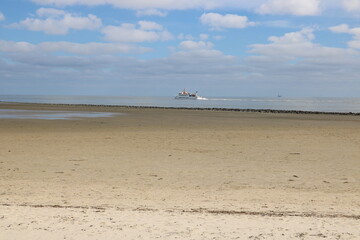 Blick aus dem niedersächsischen Wattenmeer auf die Nordsee vor Cuxhaven mit Fahrrinne und...