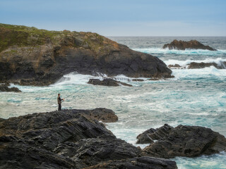 Mar agitado y acantilados