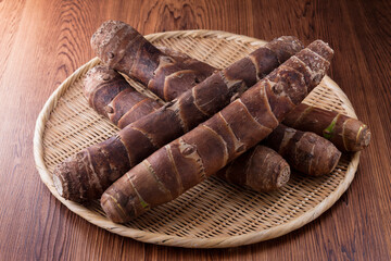 【京野菜海老芋】京都伝統野菜。大きな身と縞模様が特徴の里芋の一種。棒鱈と炊いた「いもぼう」は京料理の有名な一品です。