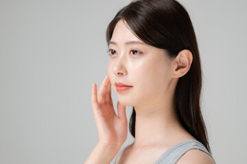 頬を触る女性