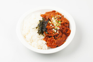  A dish made by stir-frying pork with various seasonings and placing it on top of rice.
