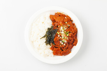  A dish made by stir-frying pork with various seasonings and placing it on top of rice.