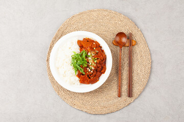  A dish made by stir-frying pork with various seasonings and placing it on top of rice.
