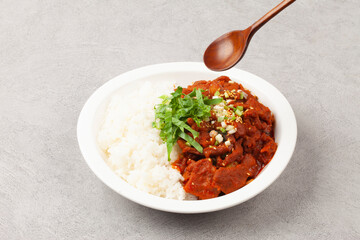  A dish made by stir-frying pork with various seasonings and placing it on top of rice.