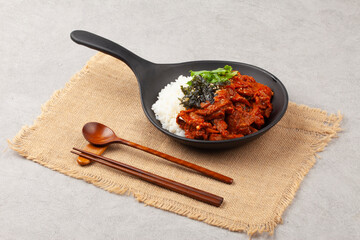  A dish made by stir-frying pork with various seasonings and placing it on top of rice.