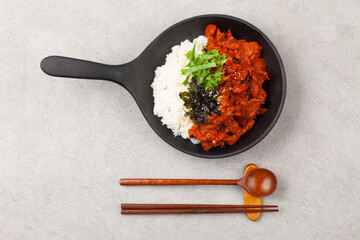  A dish made by stir-frying pork with various seasonings and placing it on top of rice.