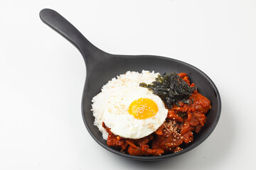  A dish made by stir-frying pork with various seasonings and placing it on top of rice.