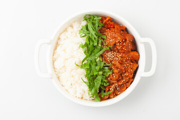  A dish made by stir-frying pork with various seasonings and placing it on top of rice.