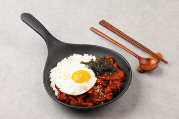  A dish made by stir-frying pork with various seasonings and placing it on top of rice.