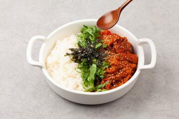  A dish made by stir-frying pork with various seasonings and placing it on top of rice.