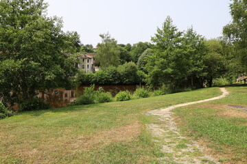 Parc public le long de la rivière le Vincou, village de Bellac, département de la Haute Vienne, France