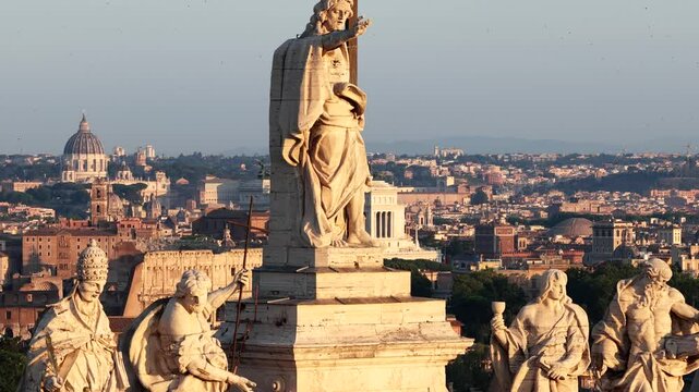Le staue dei santi sulla basilica di San Giovanni in Laterano. Sullo sfondo i monumenti di Roma. Italia.
Vista aerea della facciata della basilica con le statue dei santi