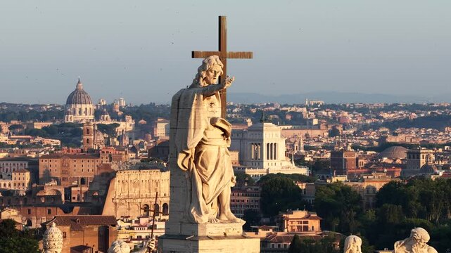 Le staue dei santi sulla basilica di San Giovanni in Laterano. Sullo sfondo i monumenti di Roma. Italia.
Vista aerea della facciata della basilica con le statue dei santi