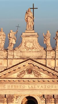 Le staue dei santi sulla basilica di San Giovanni in Laterano. Sullo sfondo i monumenti di Roma. Italia.
Vista aerea della facciata della basilica con le statue dei santi