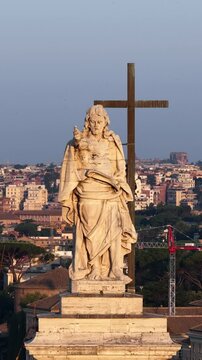 Le staue dei santi sulla basilica di San Giovanni in Laterano. Sullo sfondo i monumenti di Roma. Italia.
Vista aerea della facciata della basilica con le statue dei santi