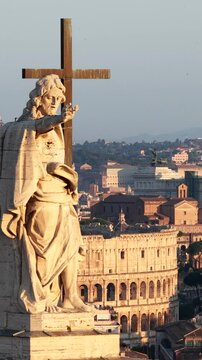 Le staue dei santi sulla basilica di San Giovanni in Laterano. Sullo sfondo i monumenti di Roma. Italia.
Vista aerea della facciata della basilica con le statue dei santi