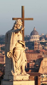 Le staue dei santi sulla basilica di San Giovanni in Laterano. Sullo sfondo i monumenti di Roma. Italia.
Vista aerea della facciata della basilica con le statue dei santi