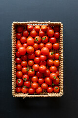 Panier de tomates cerises