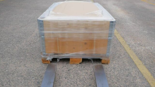 Example of proper loading pallet on to the trailer with counterbalance.