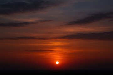 Fototapeta premium Evening scene showcasing the dimming sun as daylight fades