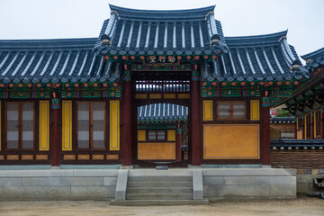 Obraz premium exterior of the Buddhist temple building in the rain