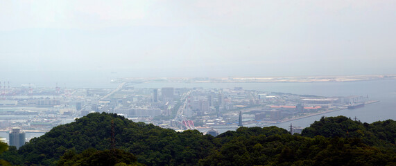 兵庫県・神戸市の奥座敷、夏の再度山頂上から見おろす人工島の風景