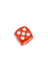 primo piano di dado da gioco in plastica rossa isolato su sfondo bianco o trasparente