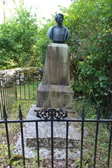 Sépulture de Claude Noisot (buste en bronze du sculpteur Paul Cabet) à Fixin (Côte-d'Or)