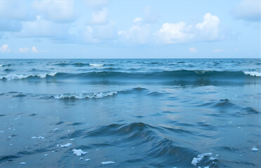 Fototapeta premium Blue Ocean with Rolling Waves