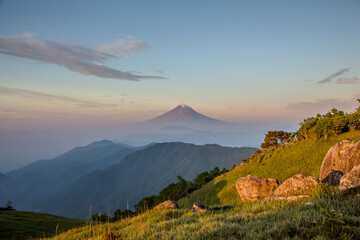 Obraz premium 白谷ノ丸から夜明けの富士山