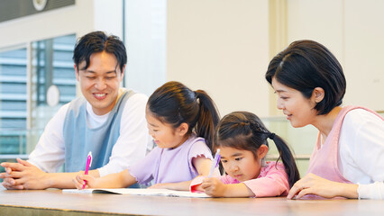 勉強する子供たちと見守るケアスタッフ