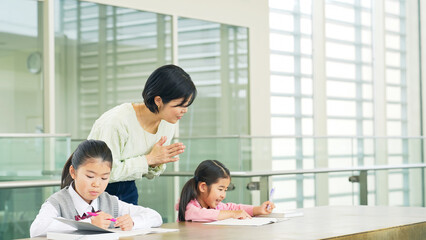 子供たちに指導する女性教師