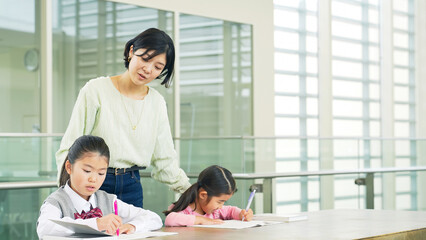 子供たちに指導する女性教師