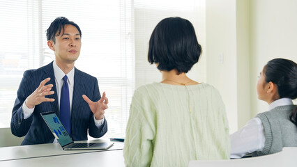 三者面談を受ける親子
