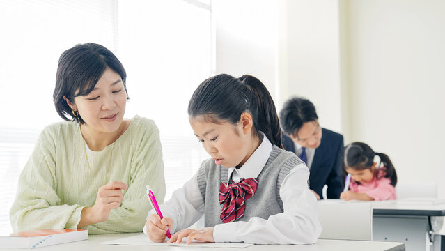 女の子に指導する女性教師