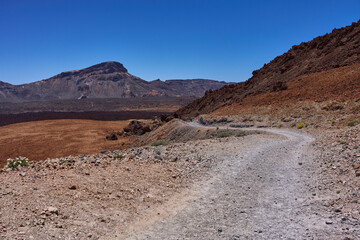 Roque de la Grieta and hiking path