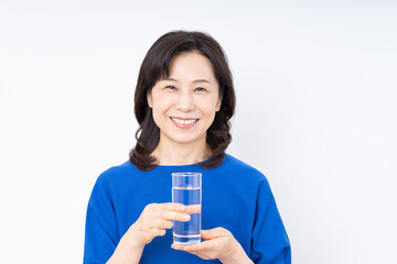 ミネラルウォーターを飲むミドルの女性